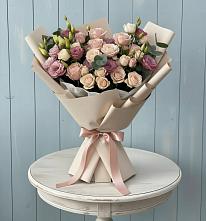 Букет цветов из:  Розы и Лизиантусы в Лаврово