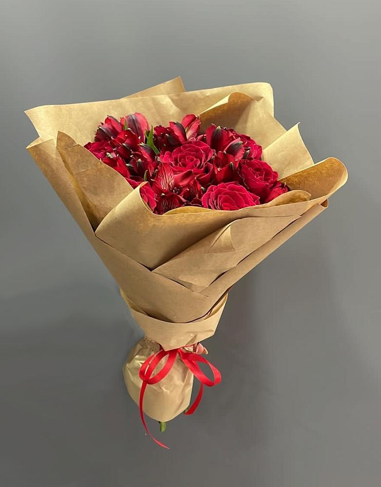 Букет цветов из: Альстромерии и Розы в Лаврово