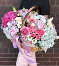 Цветочная композиция из Розы, Хризантемы, Пионы и Лизиантусы в корзине в Лаврово