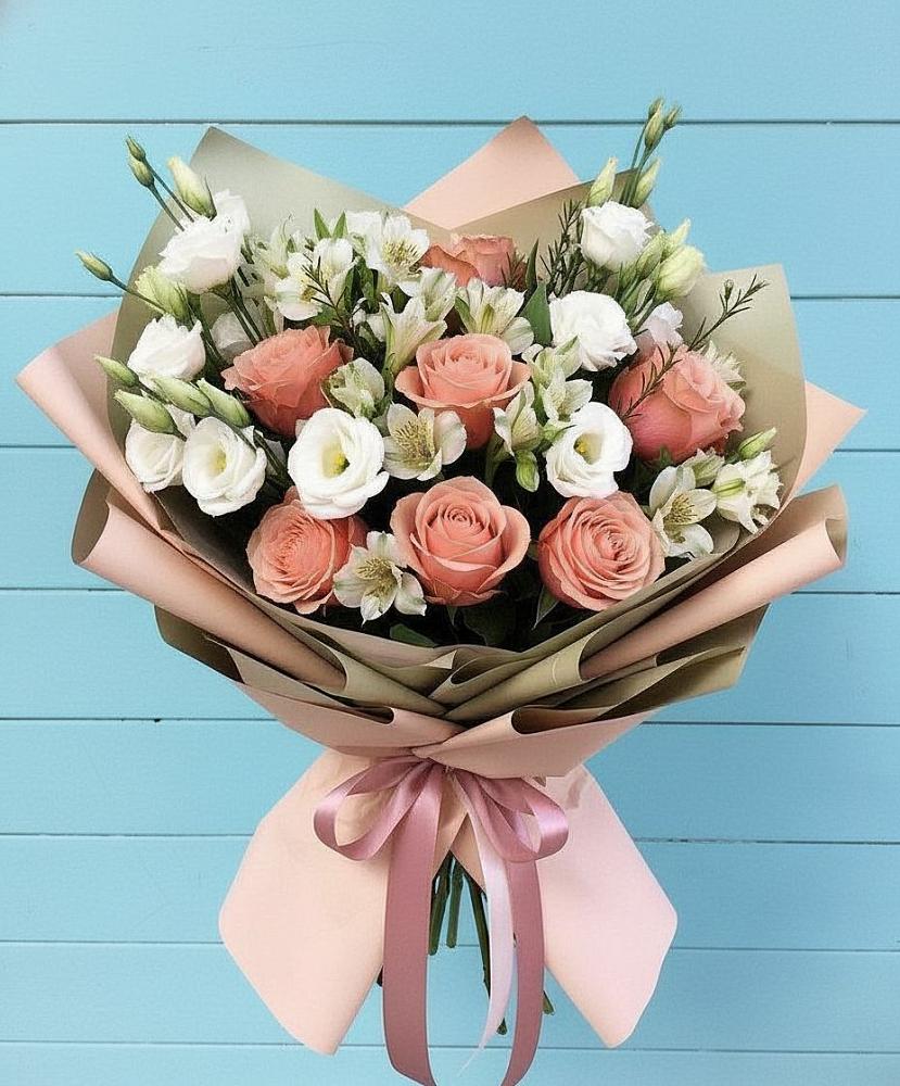 Букет цветов из: Розы, Альстромерии и Лизиантусы в Лаврово