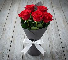 Букет 5 Красных роз Эдлесс Лав в Лаврово