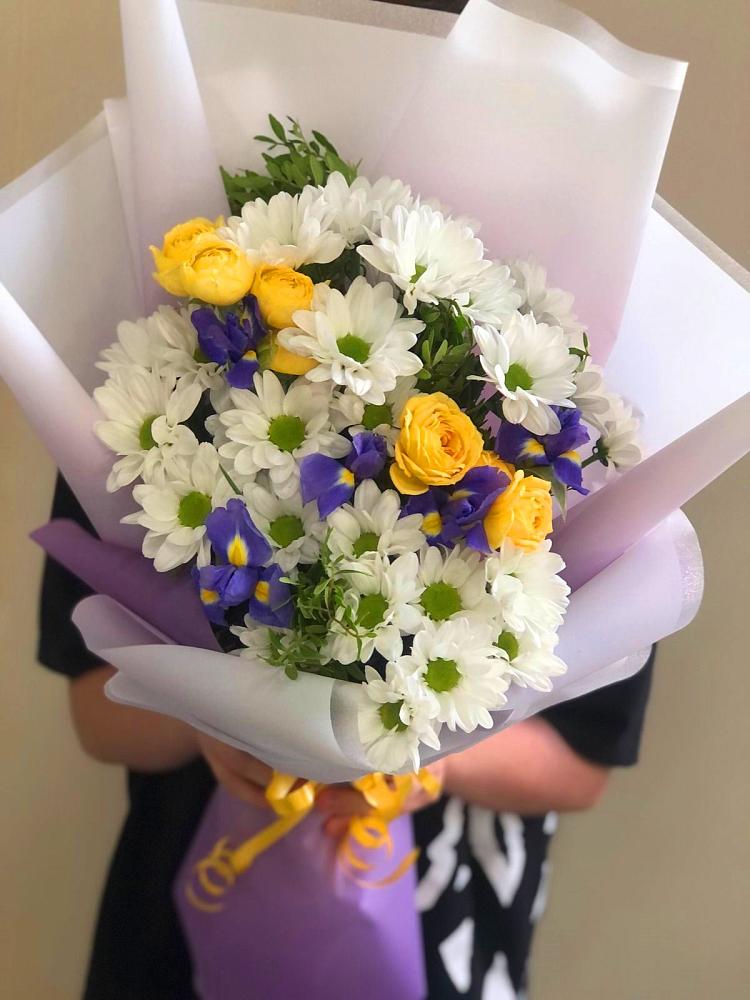 Букет цветов из: Ирисы, Хризантемы и Розы в Лаврово