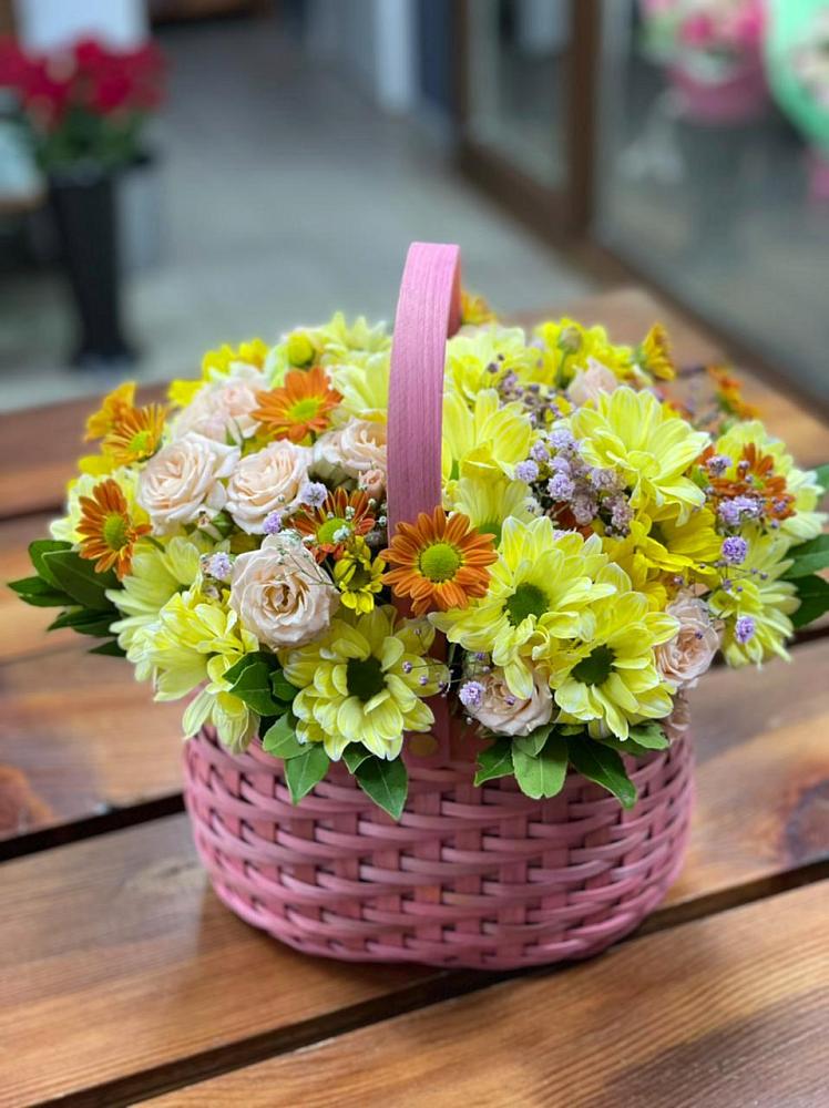 Цветочная композиция из Хризантемы и Розы в корзине в Лаврово