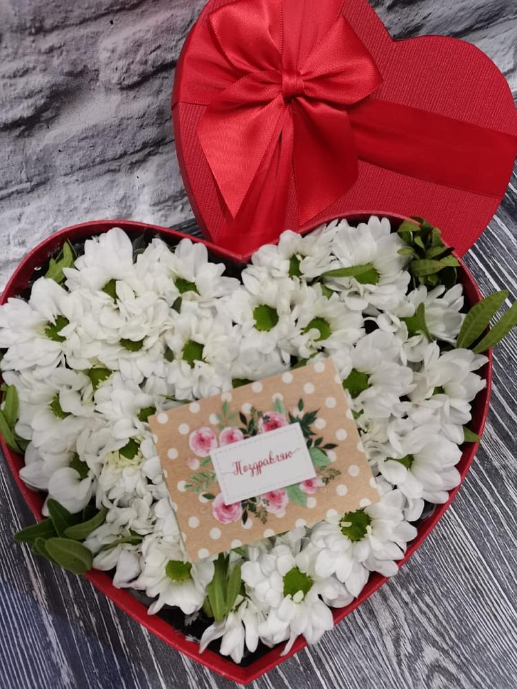 Цветочная композиция из Хризантемы в виде сердца в Лаврово