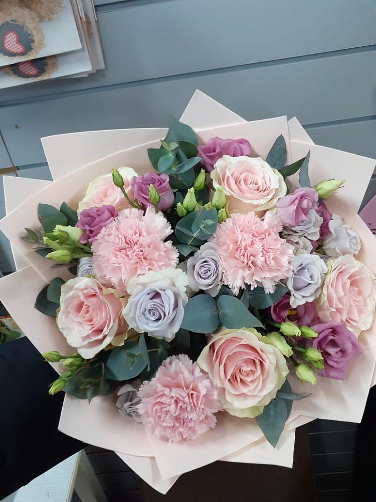 Букет цветов из: Розы, Гвоздики и Лизиантусы в Лаврово