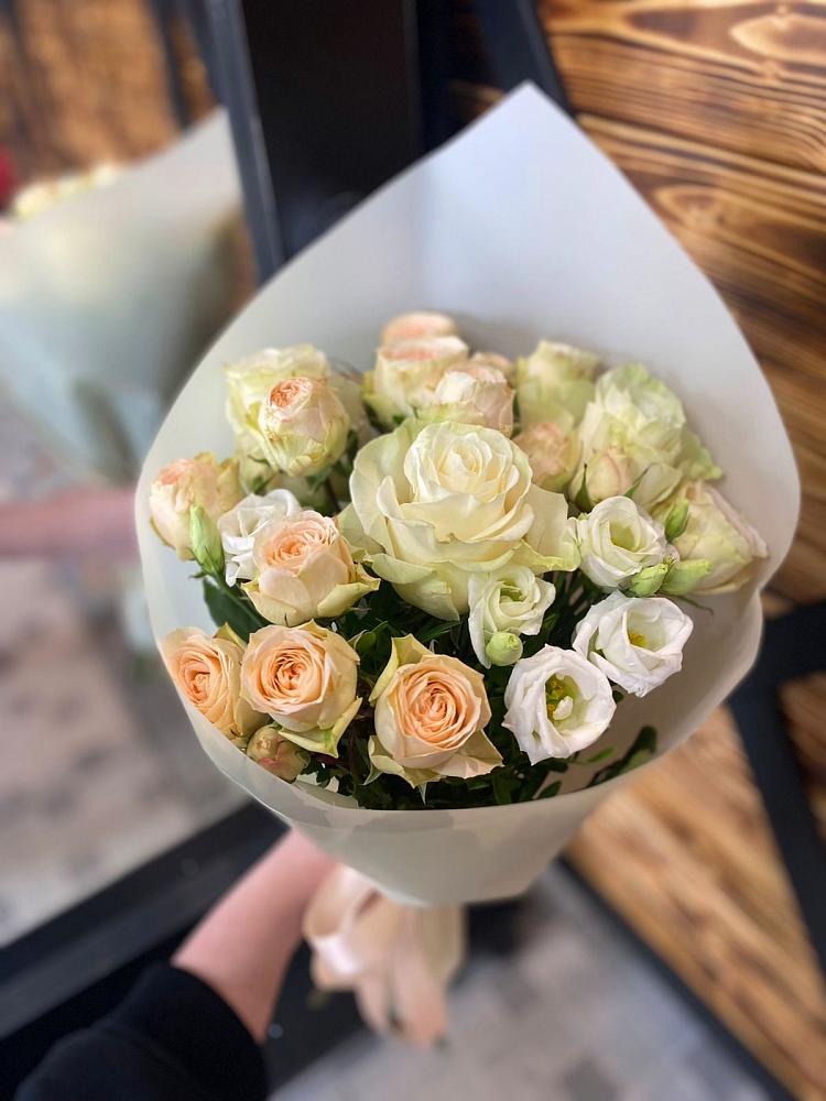 Букет цветов из: Розы и Лизиантусы в Лаврово